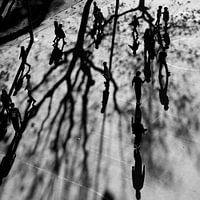 Kinder, die auf einem Schulhof spielen