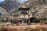 Antike buddhistische Stupa in den Bergen des Himalayas