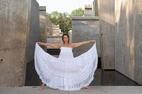 Jeune femme dans une robe blanche en dentelle