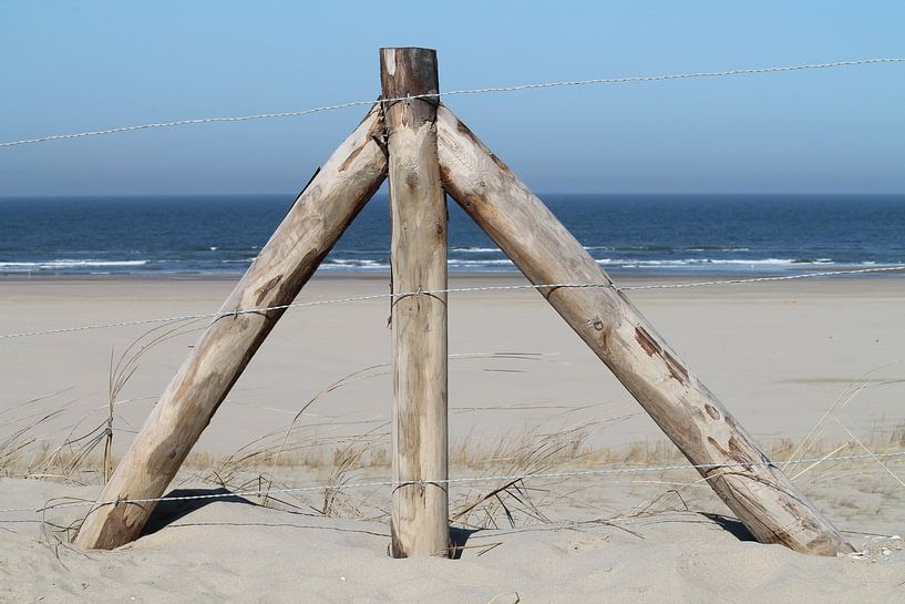 Houten hek op het strand von Marit Visser