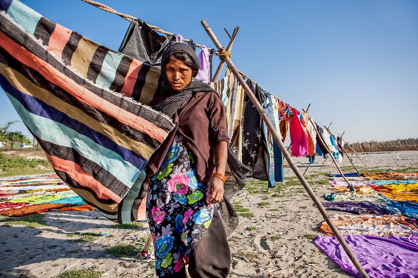 Indische Wäscherin beim Trocknen der Wäsche am Fluss Yamuna in Agra. Wout Kok One2expose von Wout Kok