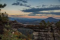 Repos du soir à la porte de Prebi - La Suisse tchèque au crépuscule bleu doré