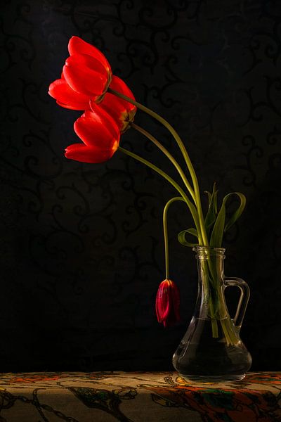 Tulipes rouges dans un vase par Johannes Schotanus
