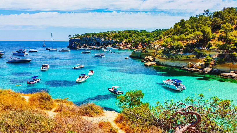Plage de Majorque avec bateaux par Mustafa Kurnaz