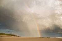 Dünen, Regenbogen und schöner Himmel über Amelander Strand