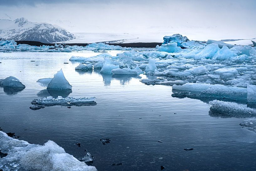 Eis auf der Wasseroberfläche von Jokülsarlon von Mickéle Godderis