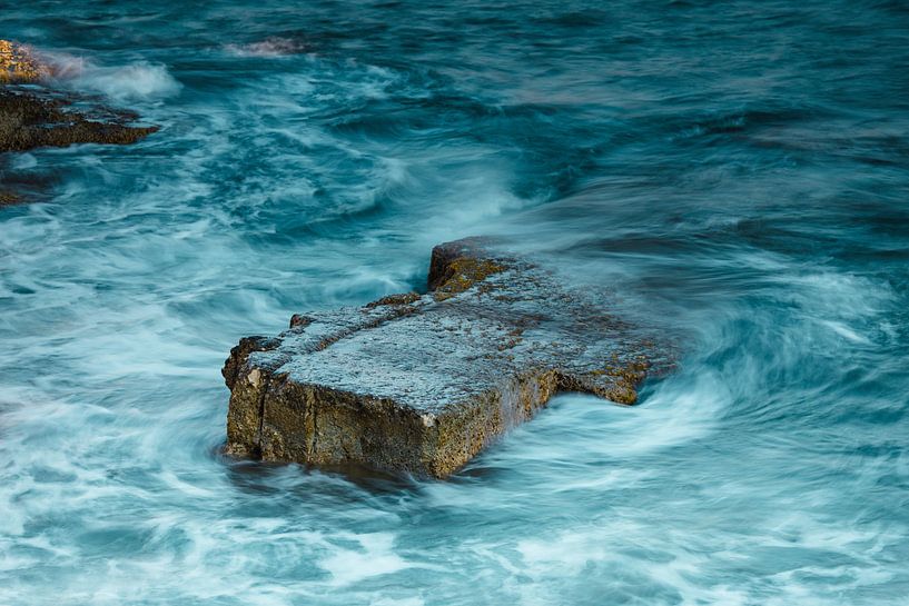 Langzeitbelichtung eines Felsens an der Küste, Paphos, Zypern von Kingkev fotografie