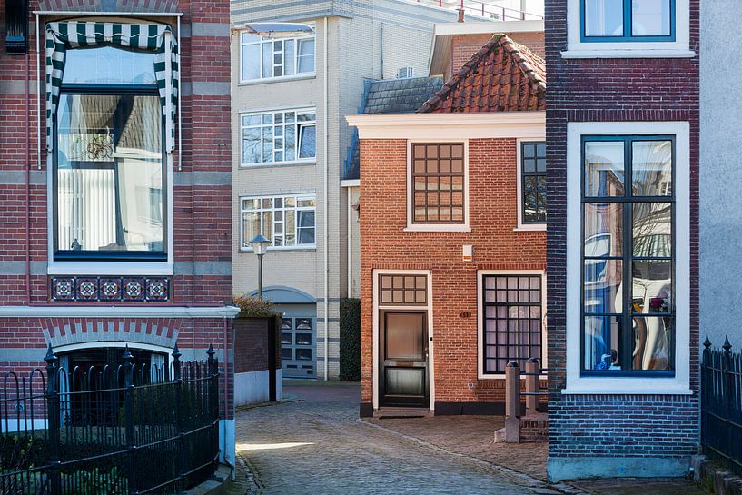 Rue avec plusieurs maisons à Gorinchem aux Pays-Bas par Peter de Kievith Fotografie