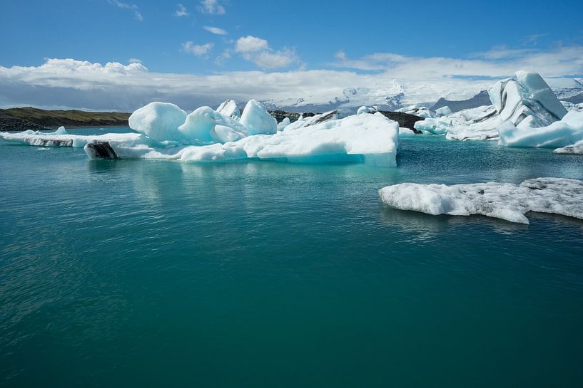 Islande - Eau bleue claire d'un lac glaciaire recouvert de glace par adventure-photos