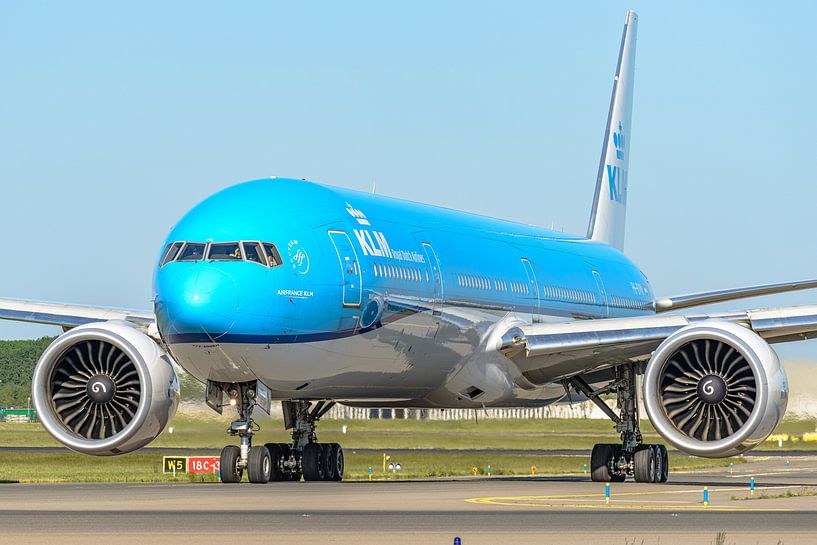 Le Boeing 777-300 de KLM roule vers Polderbaan. par Jaap van den Berg