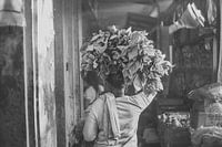 Indonesische Frau auf einem Markt