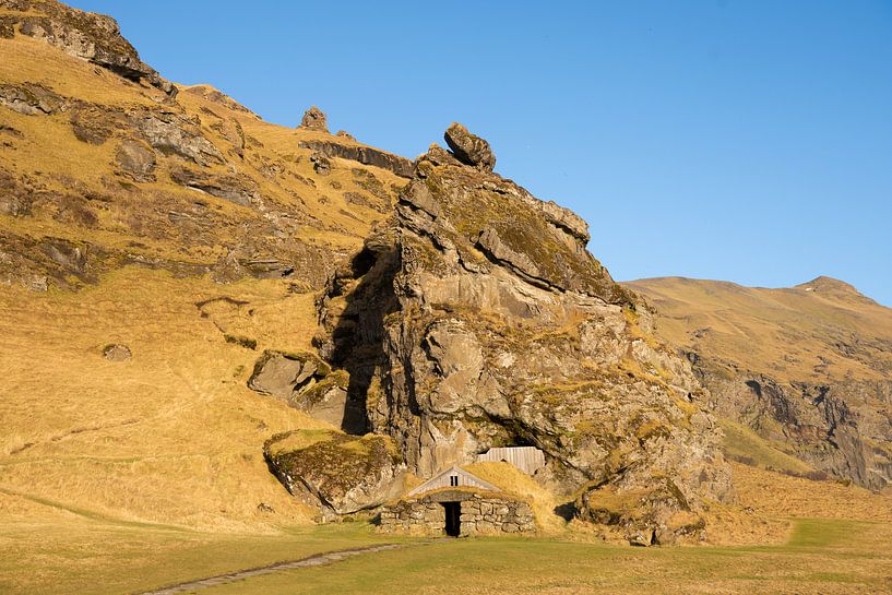 Chalet islandais dans les rochers par Caroline Guerain