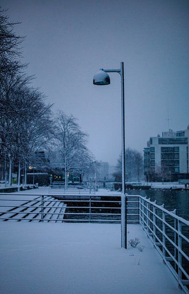 Winter am Ufer – Laterne &amp; Blaues Dämmerlicht von Toaster Studio – Kreative Fotografie