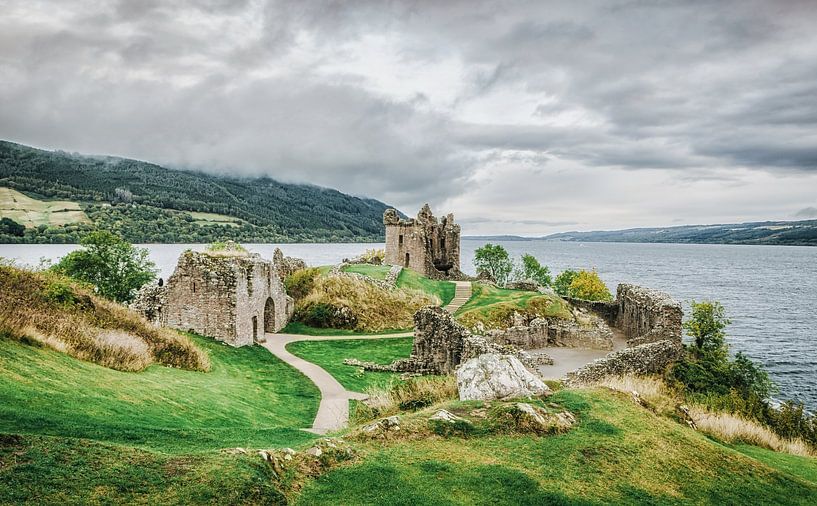 Urquhart Castle Burgruine am Loch Ness See in den schottischen Highlands.  Schottland Deluxe! von Jakob Baranowski - Photography - Video - Photoshop
