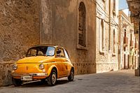 Alter gelber Fiat 500 in Syrakus in Sizilien, Italien.