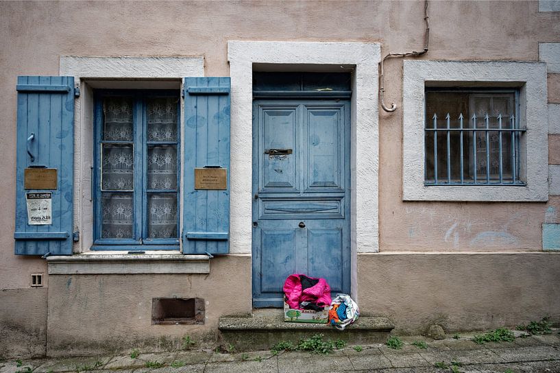 Haus mit blauen Fensterläden in Crest Frankreich von Peter Bartelings