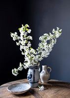 Stilleven met kersenbloesem op hout