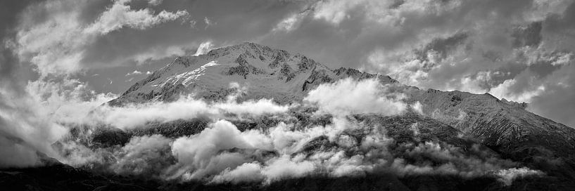 Berge in niedriger Wolke von Keith Wilson Photography