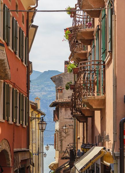 Doorkijkje met ijzeren balkons aan het Gardameer von Ed de Cock