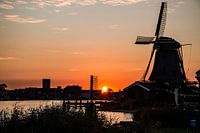 Vieux moulin hollandais à Zaanse Schans avec le soleil couchant