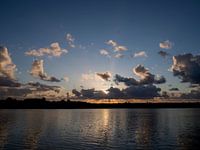 Dramatischer Sonnenuntergang auf dem Wasser in den Niederlanden