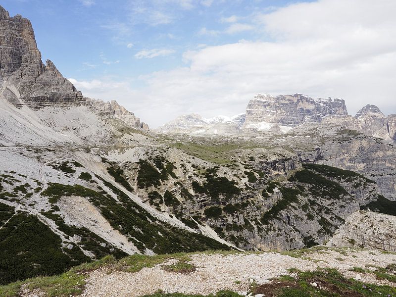 Spectacular mountain photo of the famous Three Peaks in the Dolomites - a timeless motif for all mountain lovers. Clear structures, impressive rock faces and the unmistakable alpine backdrop by Miriam Schwarzfischer Fotografie