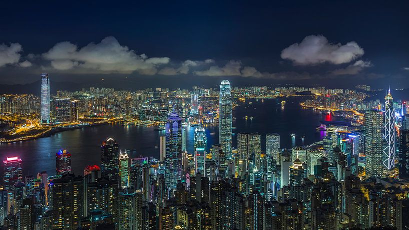 HONG KONG 32 by Tom Uhlenberg