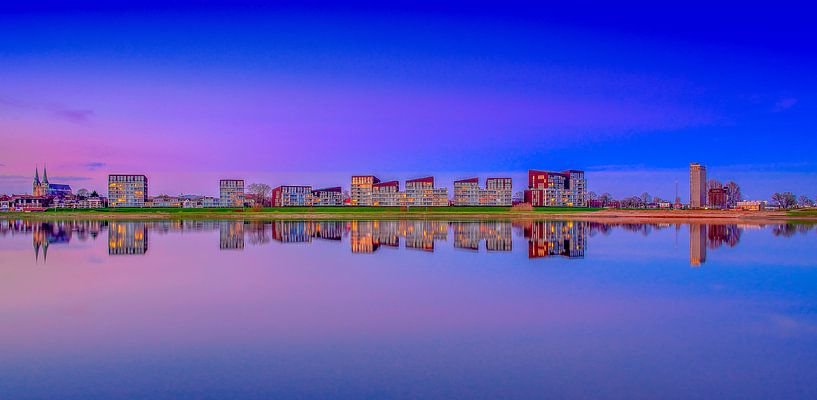 Deventer Skyline Pothoofd  in de avond van Han Kedde