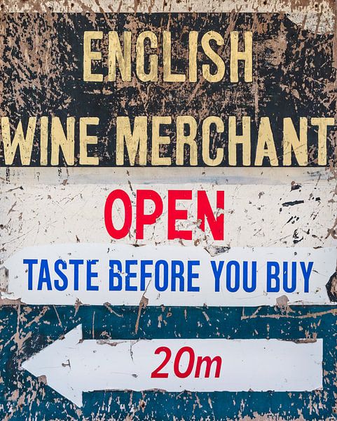 Vieille assiette d'un marchand de vin anglais échouée sur le rivage par Martin Bergsma