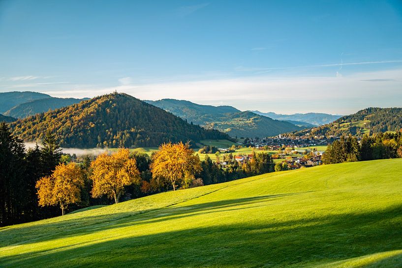 premiers rayons de soleil en automne avec vue sur le Hochgrat, Staufen et Oberstaufen par Leo Schindzielorz