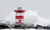 Une vague extrême engloutit une balise lumineuse à Scheveningen