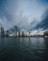 Kop van Zuid sous des nuages sombres
