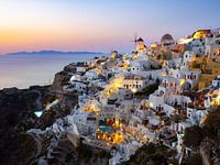 Soirée après un coucher de soleil coloré à Oia, Santorin | Photographie de voyage Grèce