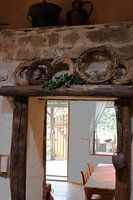 Door de deur heen richting tuin