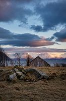 Ein altes eingestürztes Bootshaus mit Blick auf die Sunnmørsalpen, Godøy, Norwegen