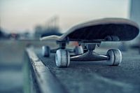 Skateboard on rail dans le skatepark au crépuscule du soir