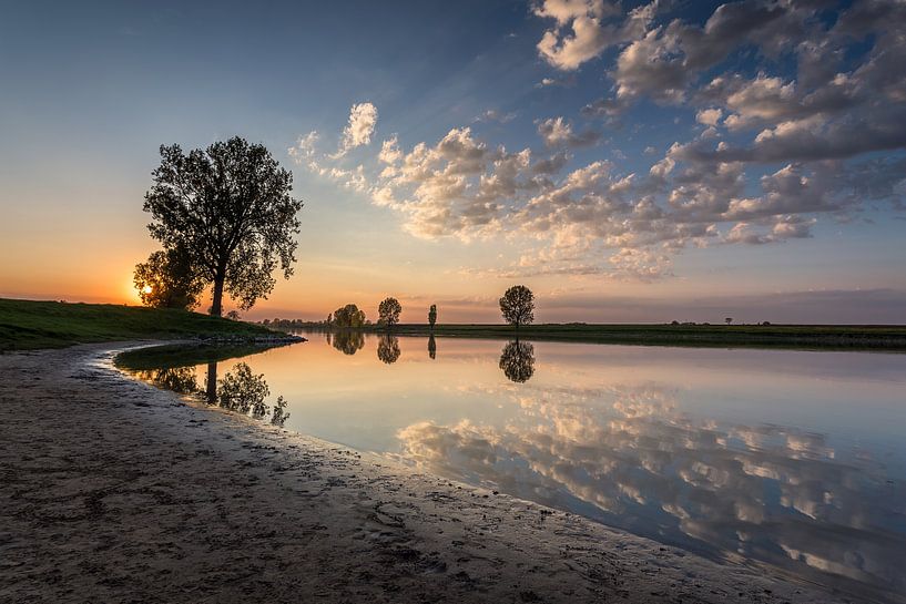 Sonnenuntergang an der Maas bei Lith von Jeffrey Van Zandbeek