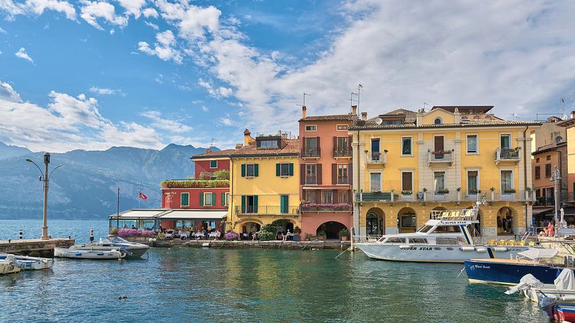 Altstadt von Malcesine mit Hafen am Gardasee von Heiko Kueverling