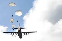 Paratroepen springen uit vliegtuig