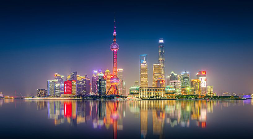 Shanghai Skyline in het donker van Remco Piet