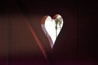 La lumière brille à travers le cœur
