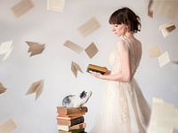 Fille cochon d'Inde lisant des livres