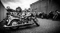 Harley-Davidson Motorräder auf dem Parkplatz eines Schuppens schwarz und weiß