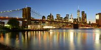 Brooklyn Bridge in New York over de East River in de avond, panorama