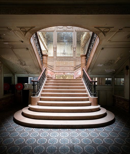 Treppe im verlassenen Kino. von Roman Robroek – Fotos verlassener Gebäude