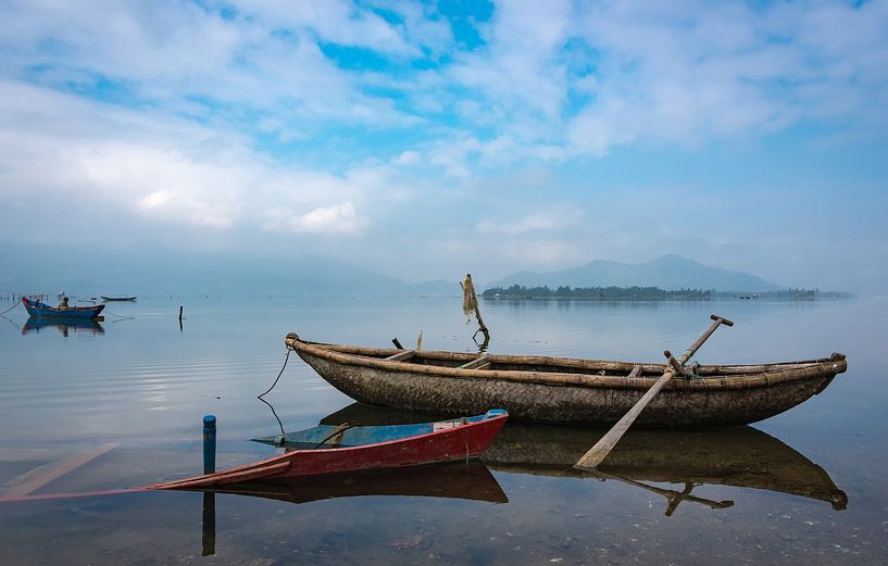 Fischerboote in der Bucht auf dem Südchinesischen Meer, Vietnam von Rietje Bulthuis