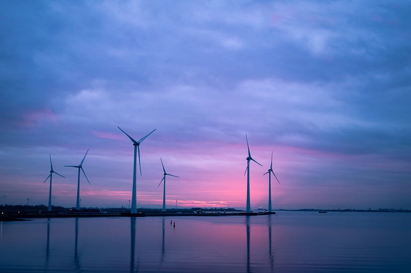 Moderne Windmühlen bei Sonnenuntergang - Kalt von Jesper Stegers
