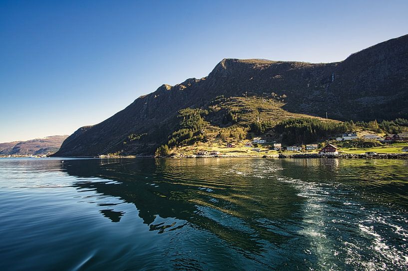 Fjord in Norwegen mit blauen Himmel von Martin Köbsch