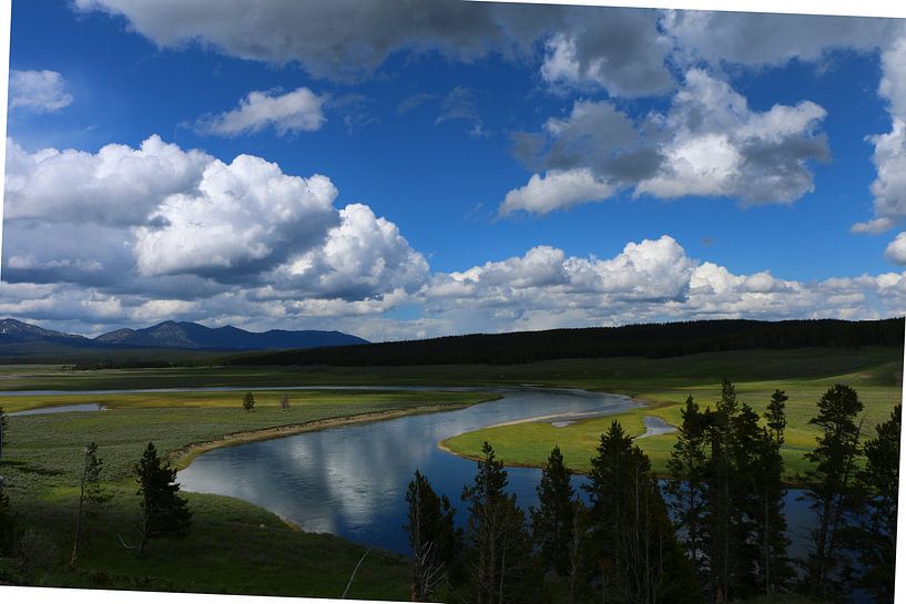 Wolkenhimmel über Yellowstone River par Christiane Schulze