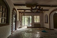 Couloir abandonné avec plafond cassé